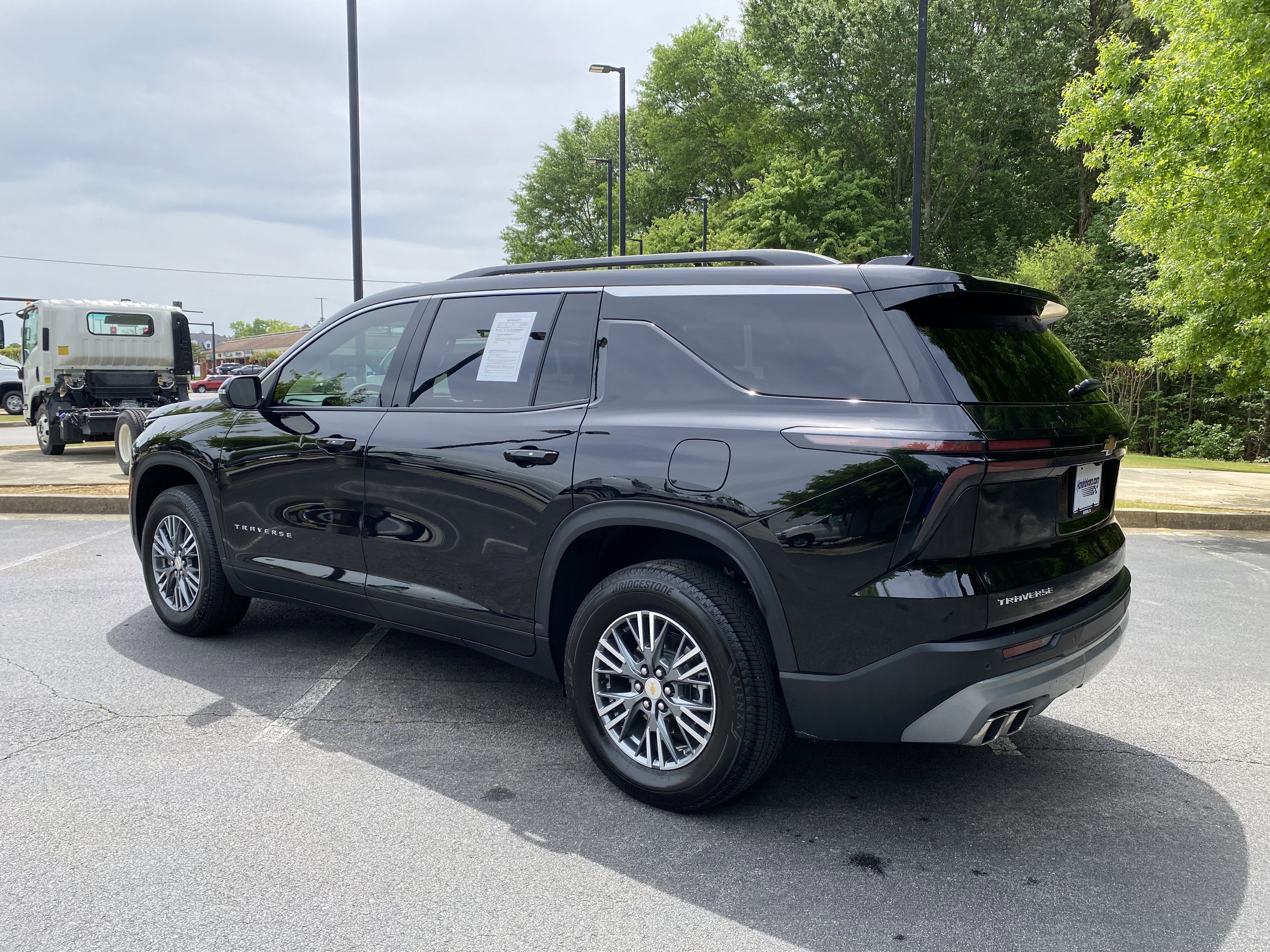 Used 2025 Chevrolet Traverse LT w/ Driver Confidence Package image 7