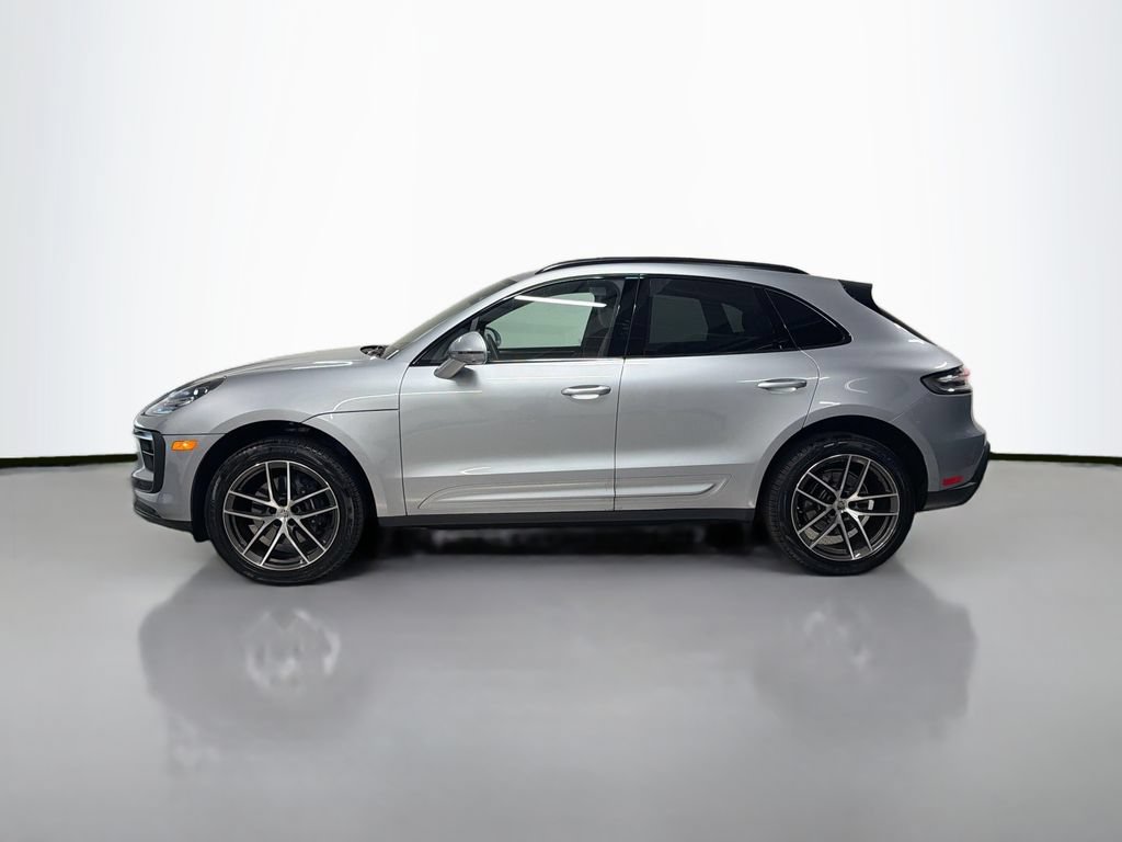 Certified 2025 Porsche Macan AWD/4WD image 2