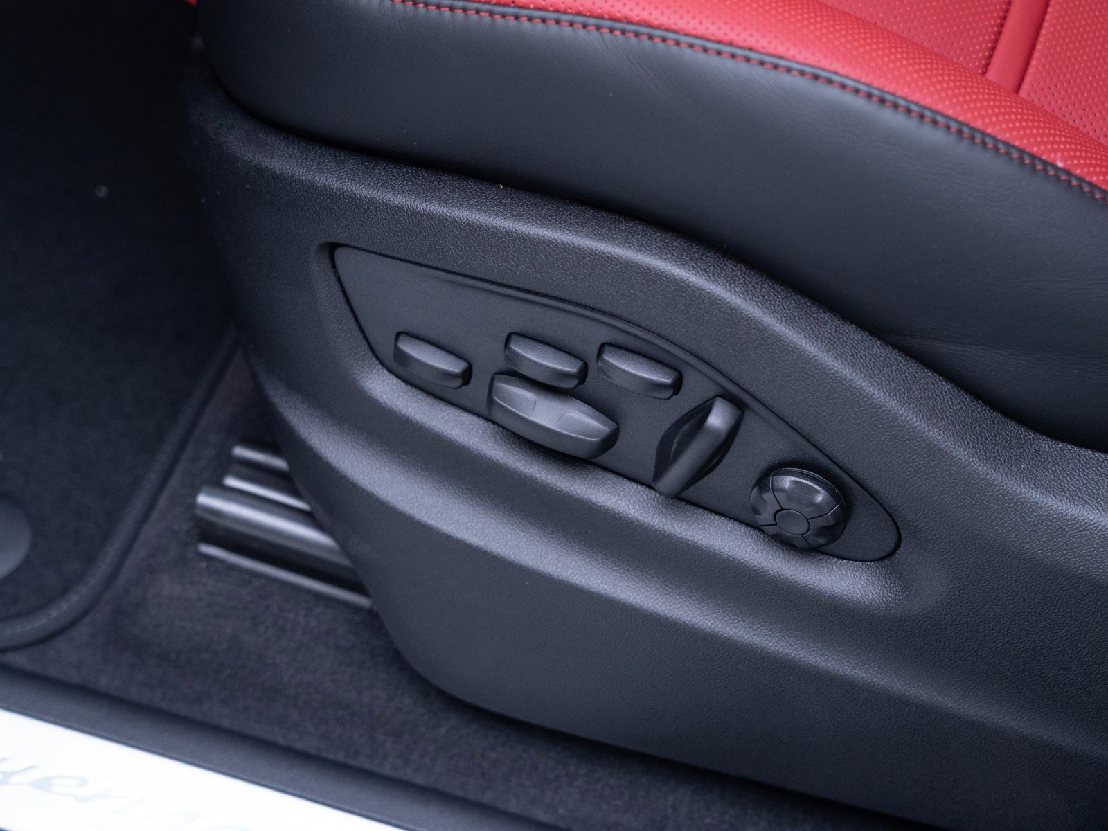 New 2026 Porsche Cayenne GTS AWD/4WD image 15
