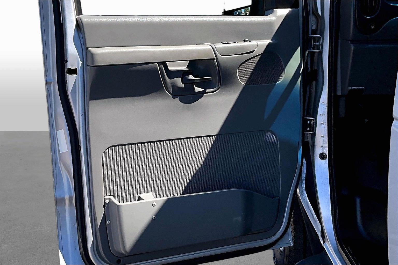 Used 2005 Ford E-350 and Econoline 350 XL RWD image 17