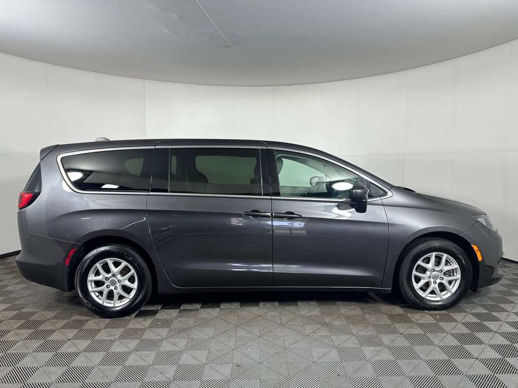 Used 2017 Chrysler Pacifica LX FWD image 6