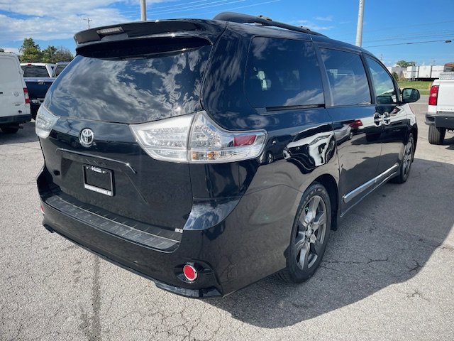 Used 2017 Toyota Sienna SE FWD image 5