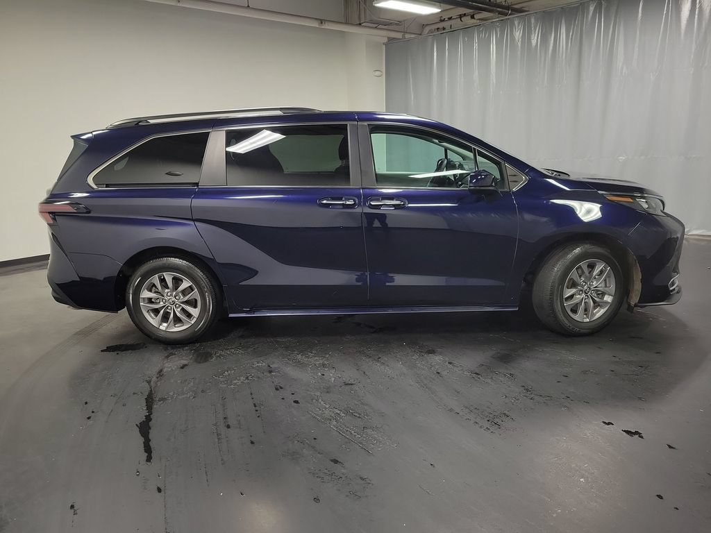 Used 2024 Toyota Sienna XLE AWD/4WD image 9