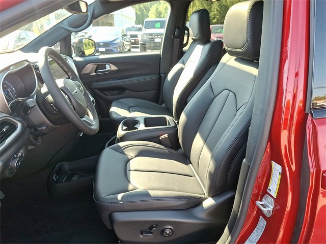 New 2026 Chrysler Pacifica Select image 10