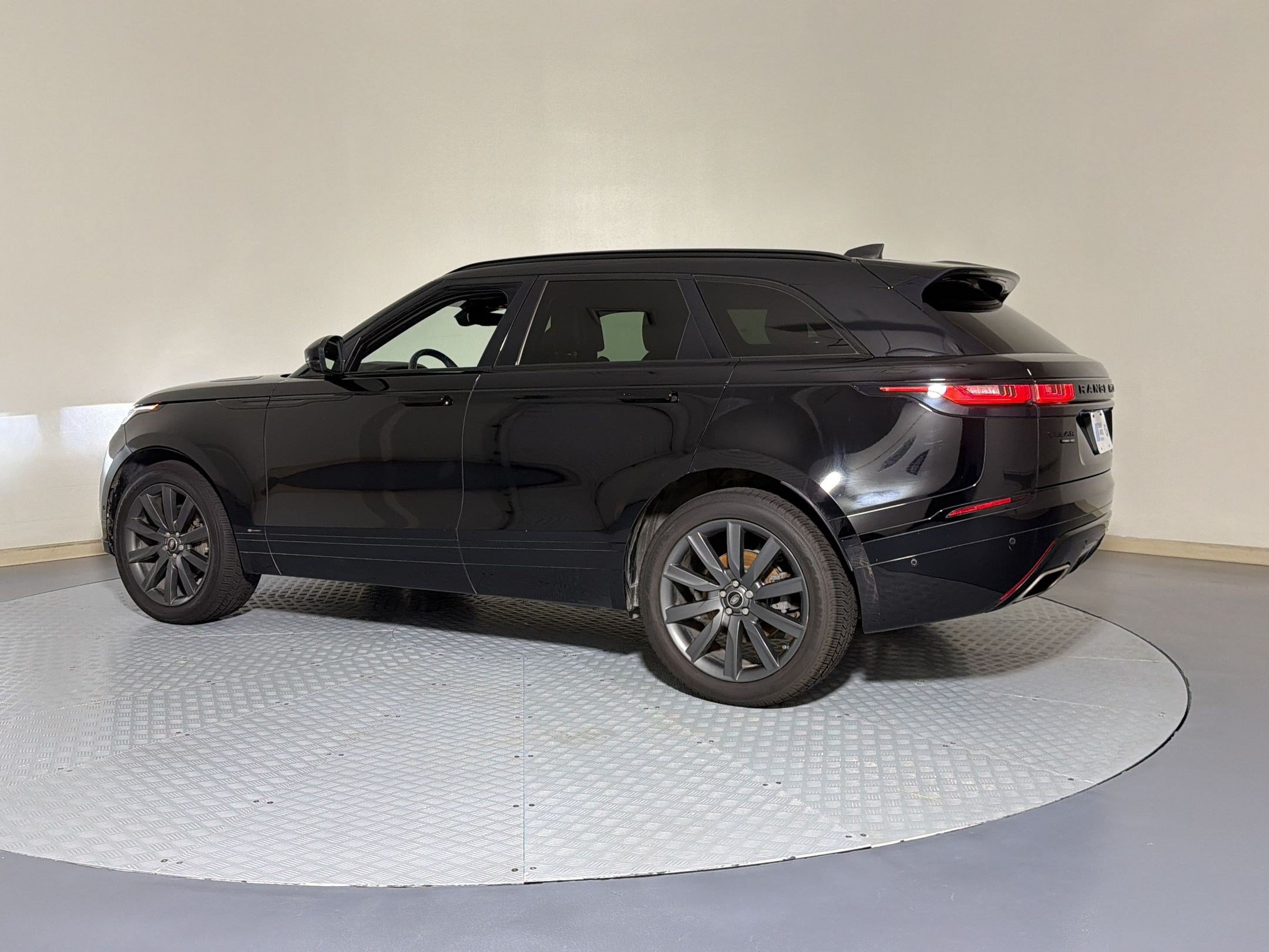 Used 2018 Land Rover Range Rover Velar R-Dynamic HSE AWD/4WD image 3