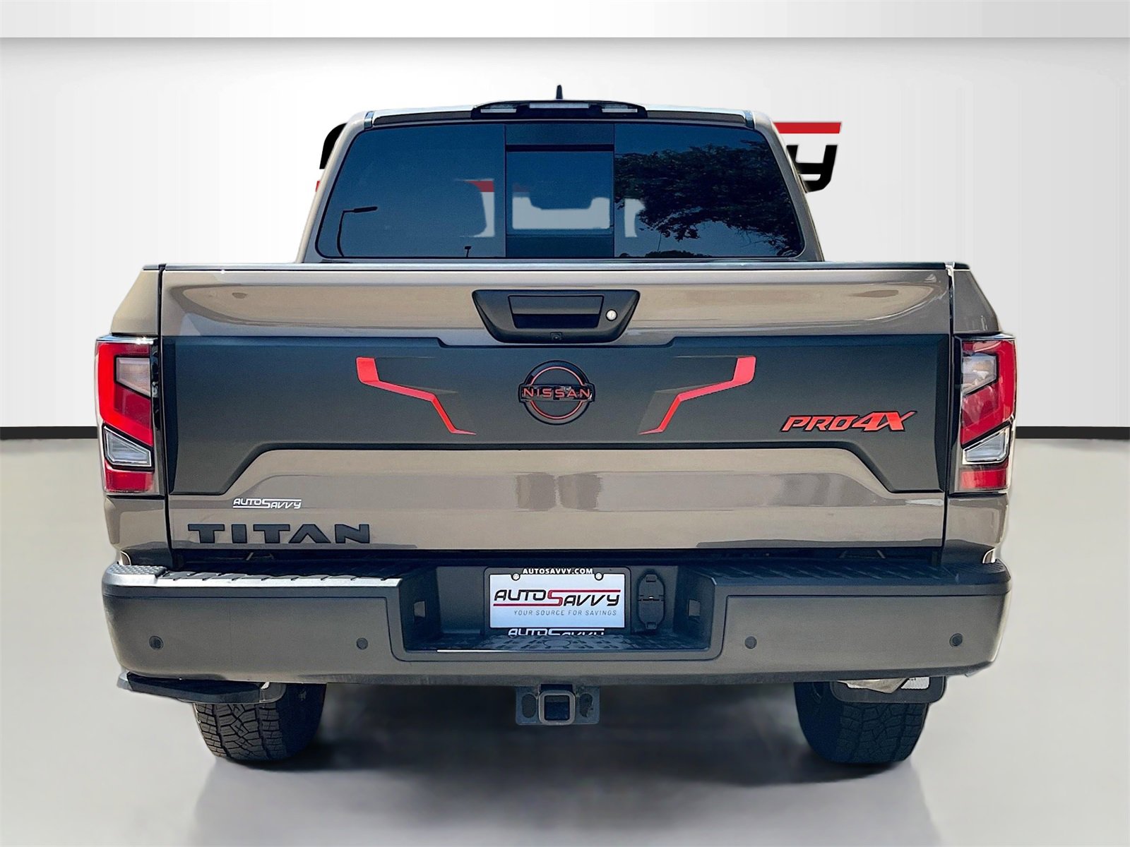 Used 2024 Nissan Titan PRO-4X w/ Pro-4x Convenience Package image 6
