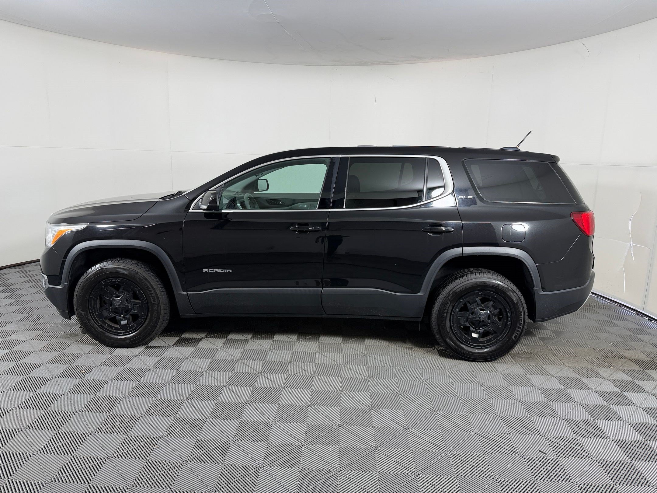 Used 2019 GMC Acadia SLE FWD image 2