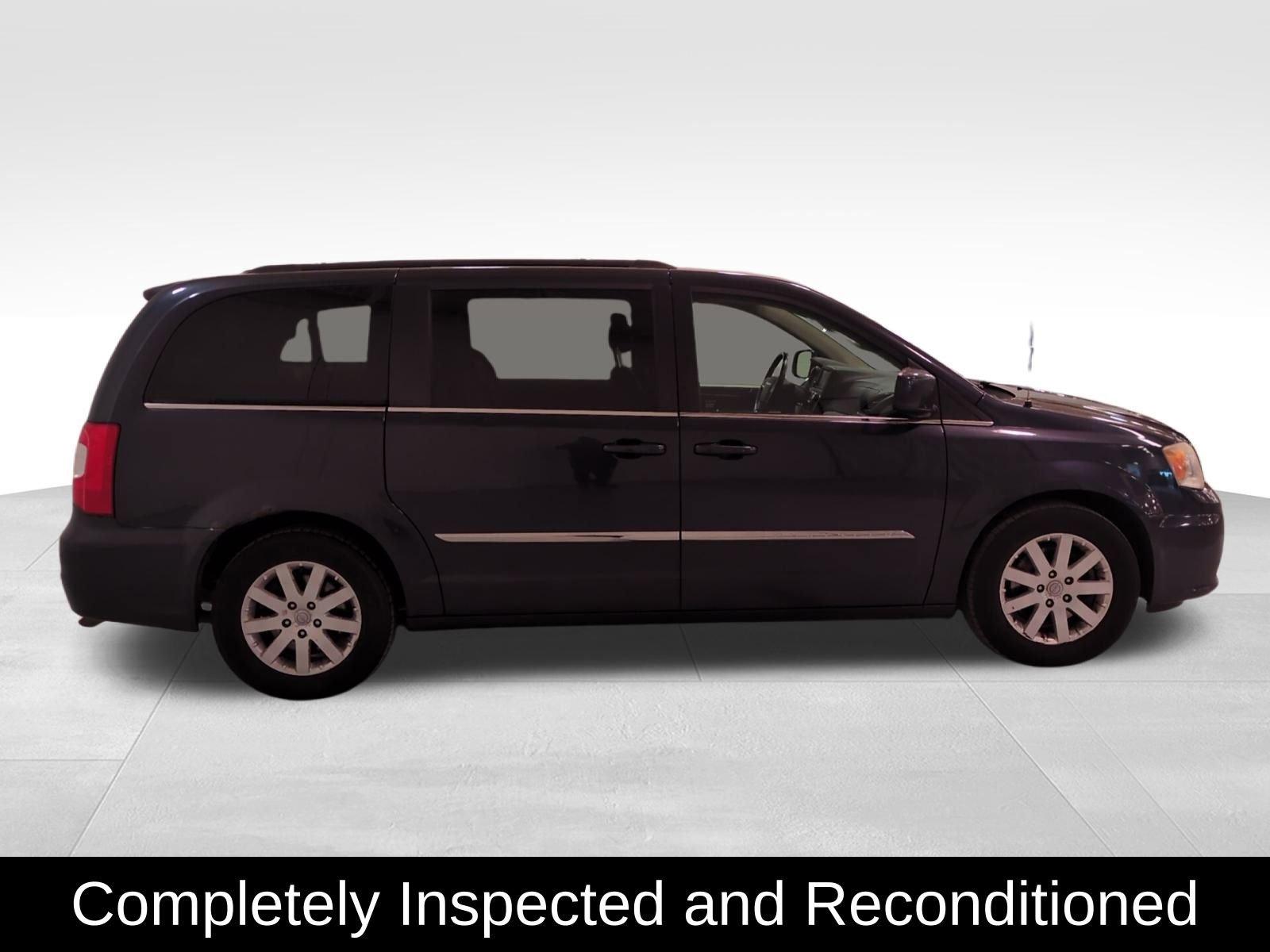 Used 2014 Chrysler Town & Country Touring image 2