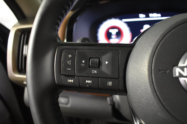 Used 2025 Nissan Pathfinder Platinum AWD/4WD image 16