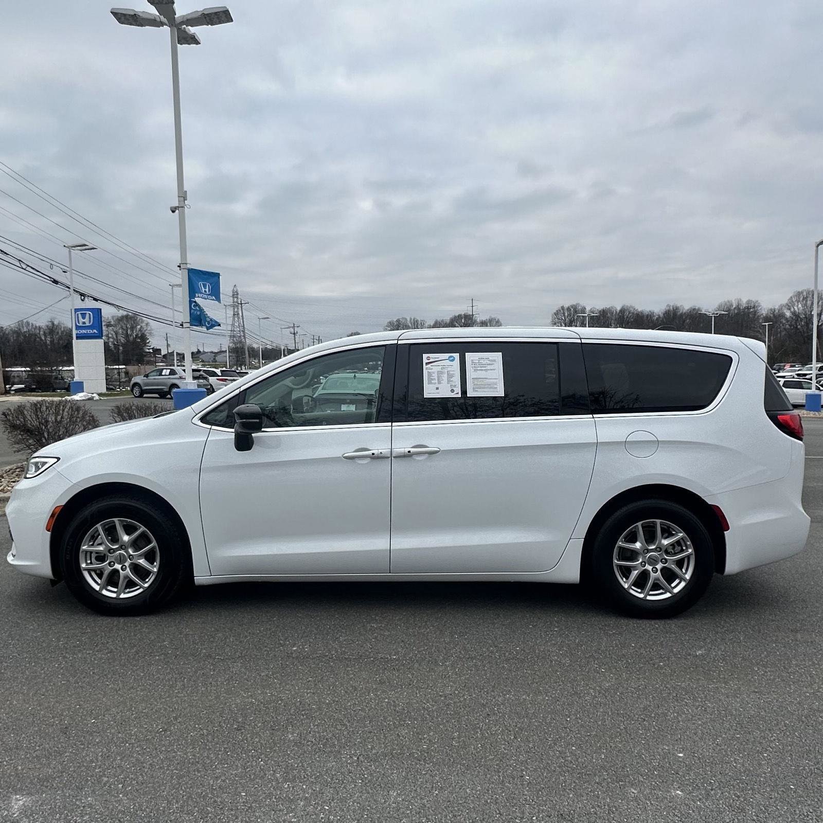 Used 2024 Chrysler Pacifica Touring-L image 2