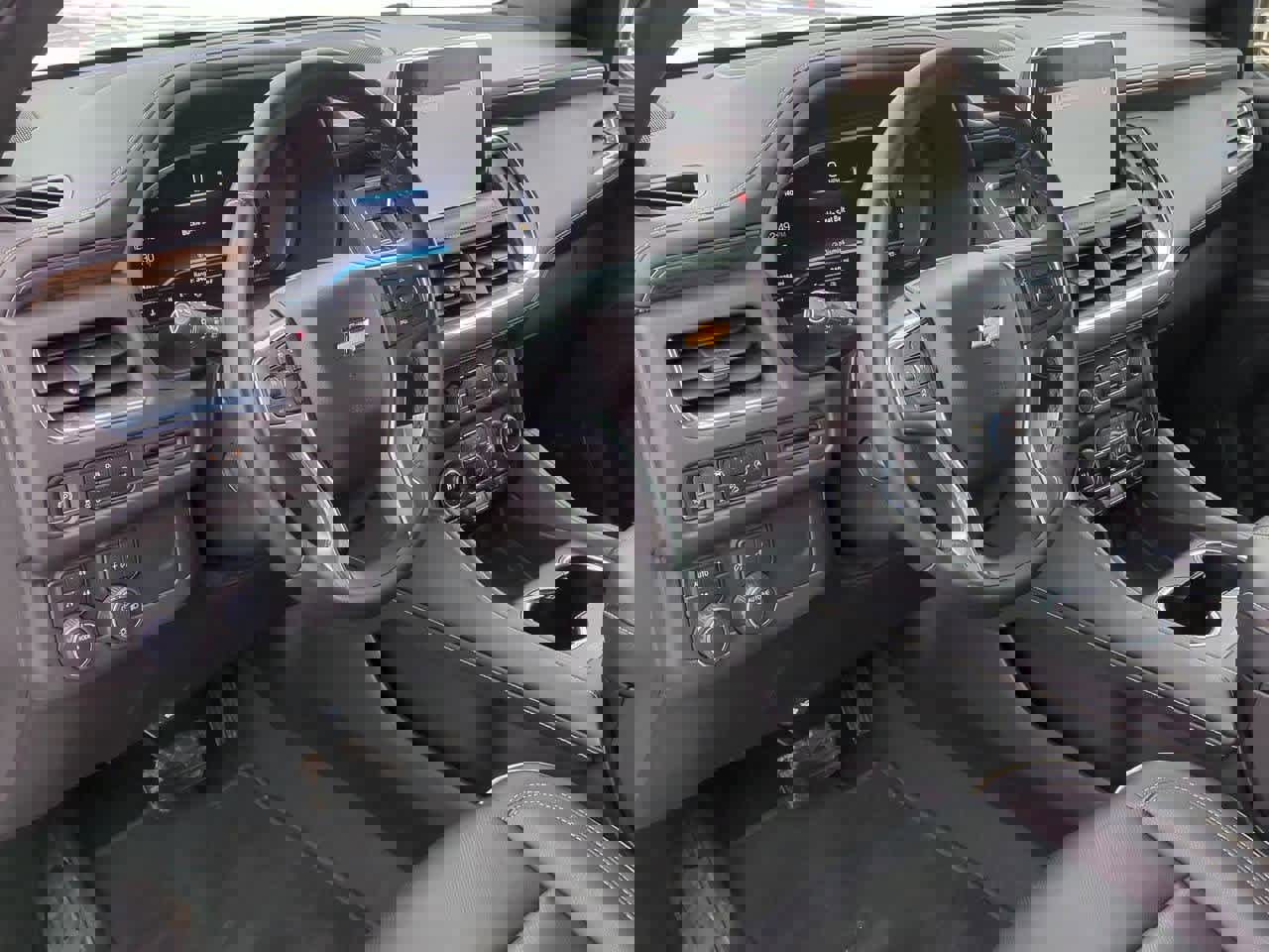 Used 2023 Chevrolet Suburban Premier image 2