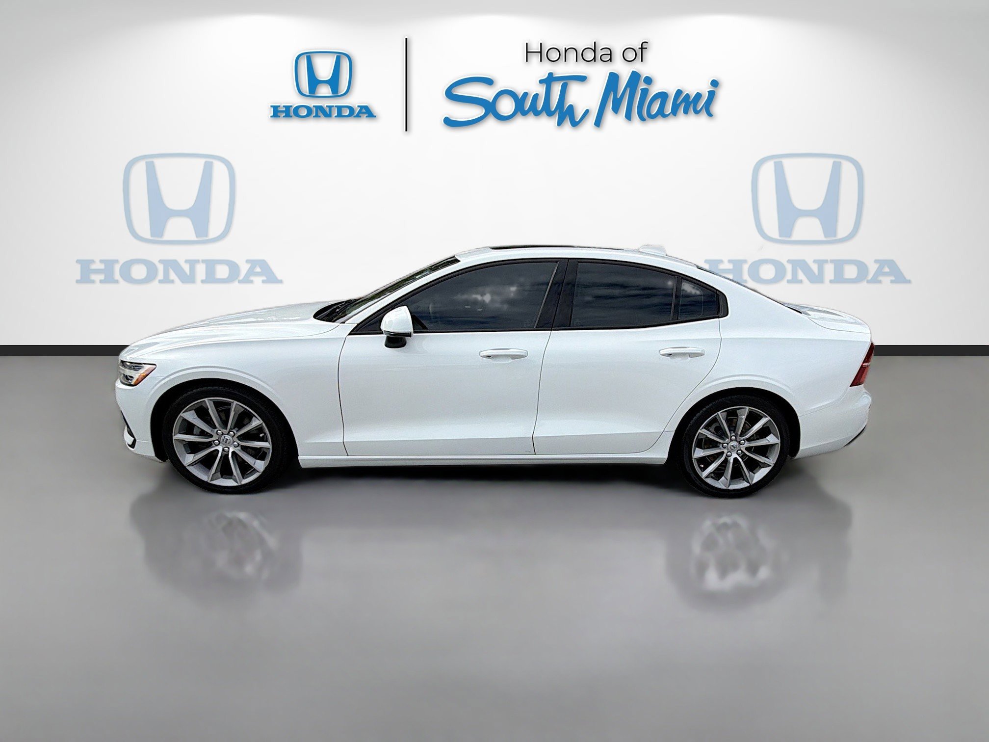 Used 2020 Volvo S60 T5 Momentum image 4