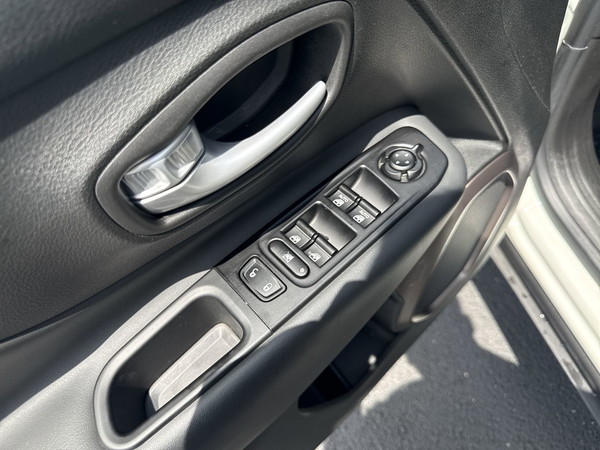 Used 2023 Jeep Renegade Latitude w/ Sun/Sound Group AWD/4WD image 13