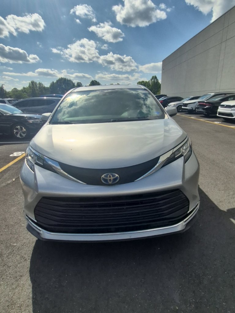 Used 2023 Toyota Sienna XLE FWD image 2