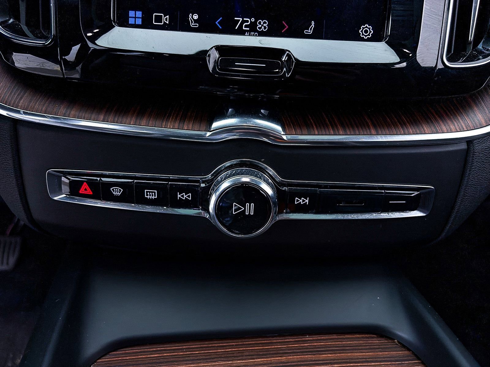 Used 2023 Volvo XC60 B6 Ultimate w/ Protection Package Premier image 27