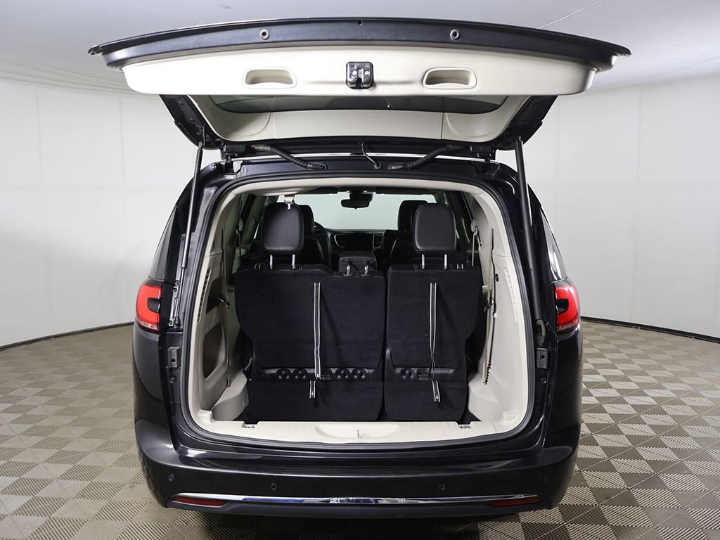 Used 2023 Chrysler Pacifica Touring-L FWD image 17