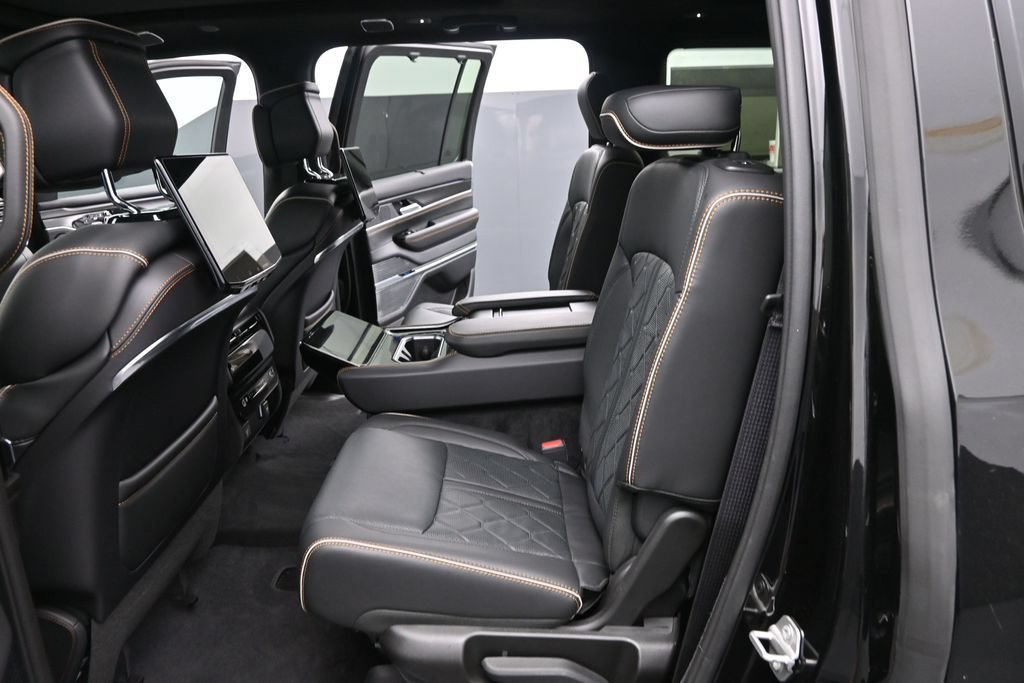Used 2025 Jeep Grand Wagoneer Series III w/ Rear Seat Video Group 1 AWD/4WD image 16