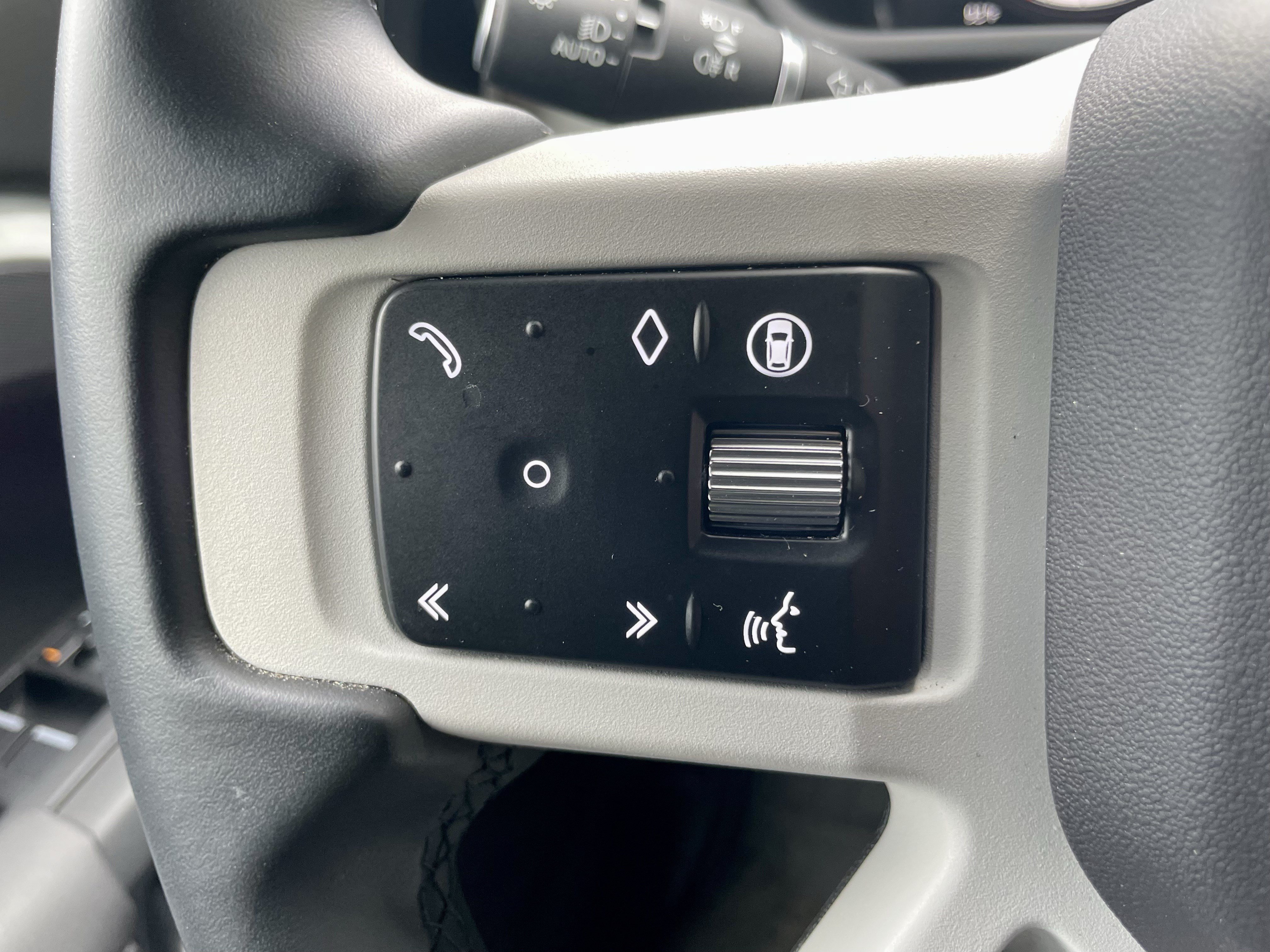 Certified 2025 Land Rover Defender 110 X-Dynamic SE AWD/4WD image 23