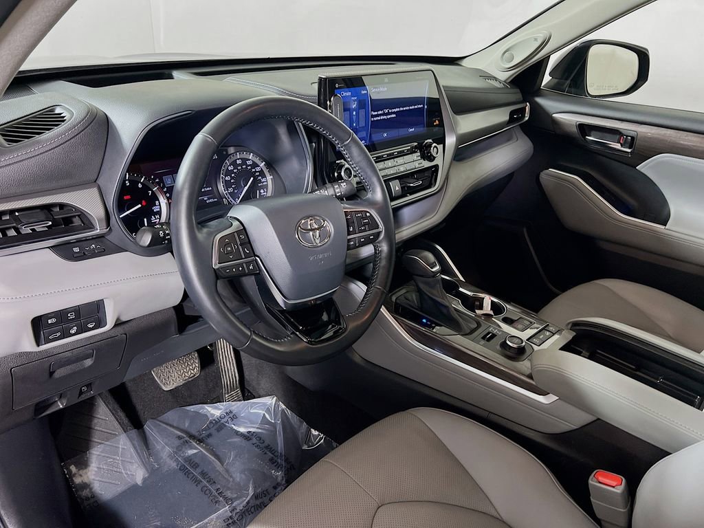 Certified 2021 Toyota Highlander Platinum AWD/4WD image 10