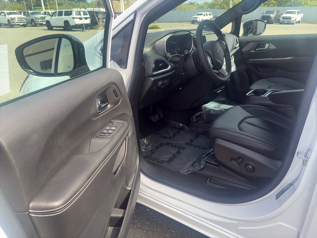 New 2027 Chrysler Pacifica Select AWD/4WD image 4