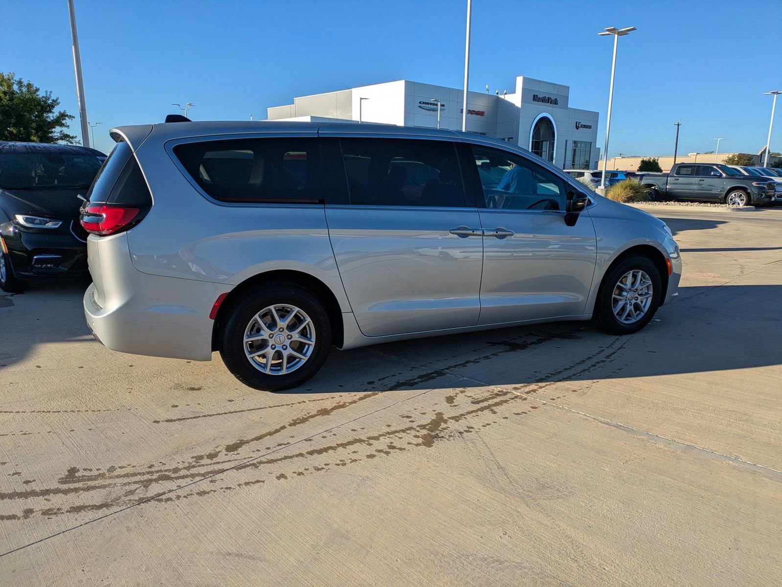 New 2026 Chrysler Pacifica Select image 2
