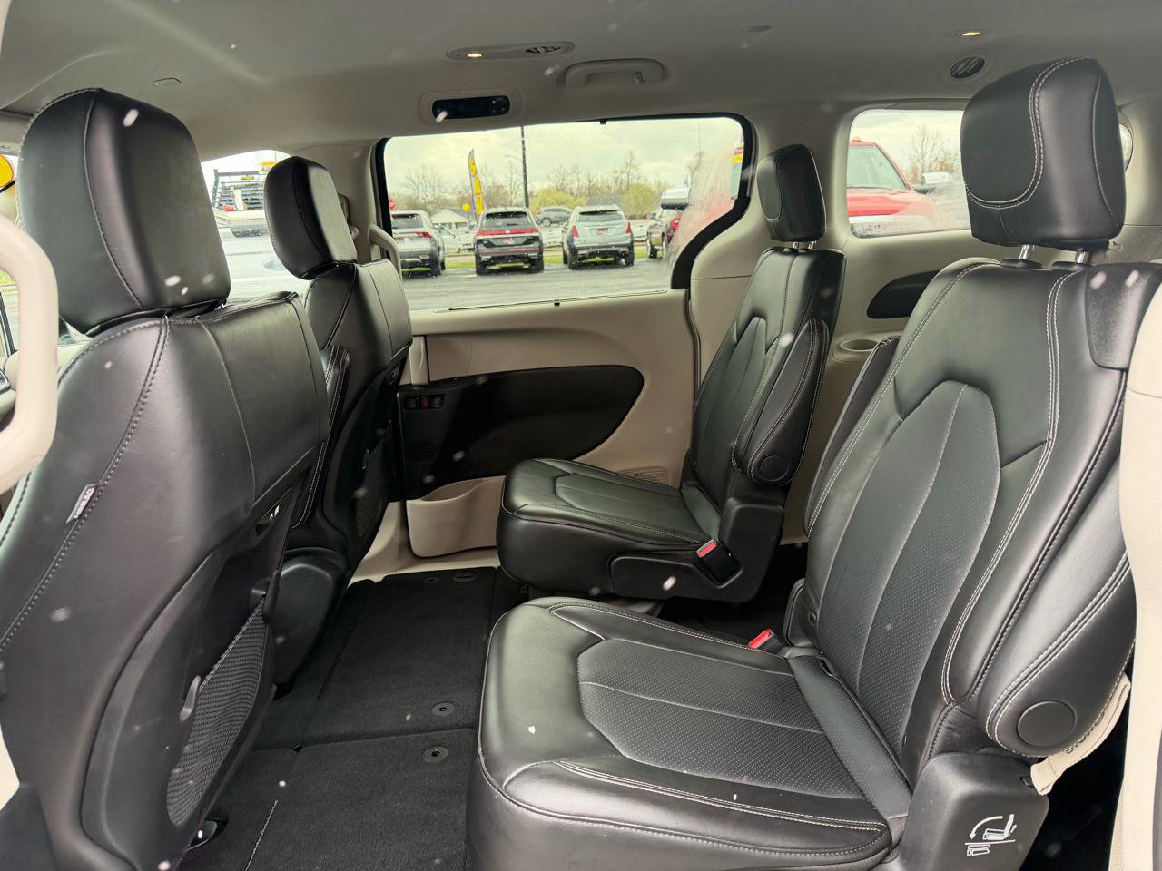 Used 2024 Chrysler Pacifica Touring-L image 16