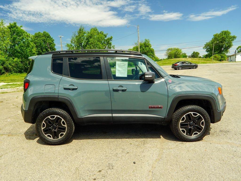 Used 2016 Jeep Renegade Trailhawk AWD/4WD image 2