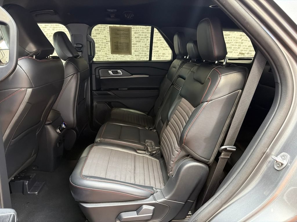 Used 2025 Ford Explorer ST-Line w/ ST-Line Street Pack AWD/4WD image 14