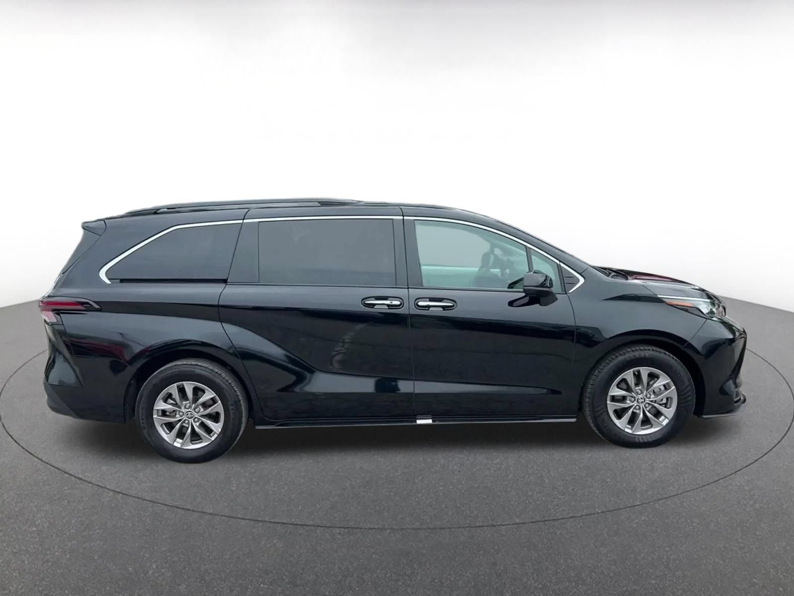 Used 2025 Toyota Sienna XLE FWD image 15