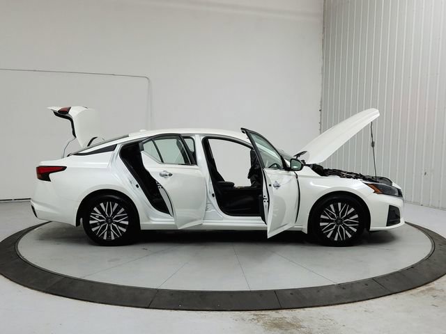 Used 2025 Nissan Altima 2.5 SV FWD image 16