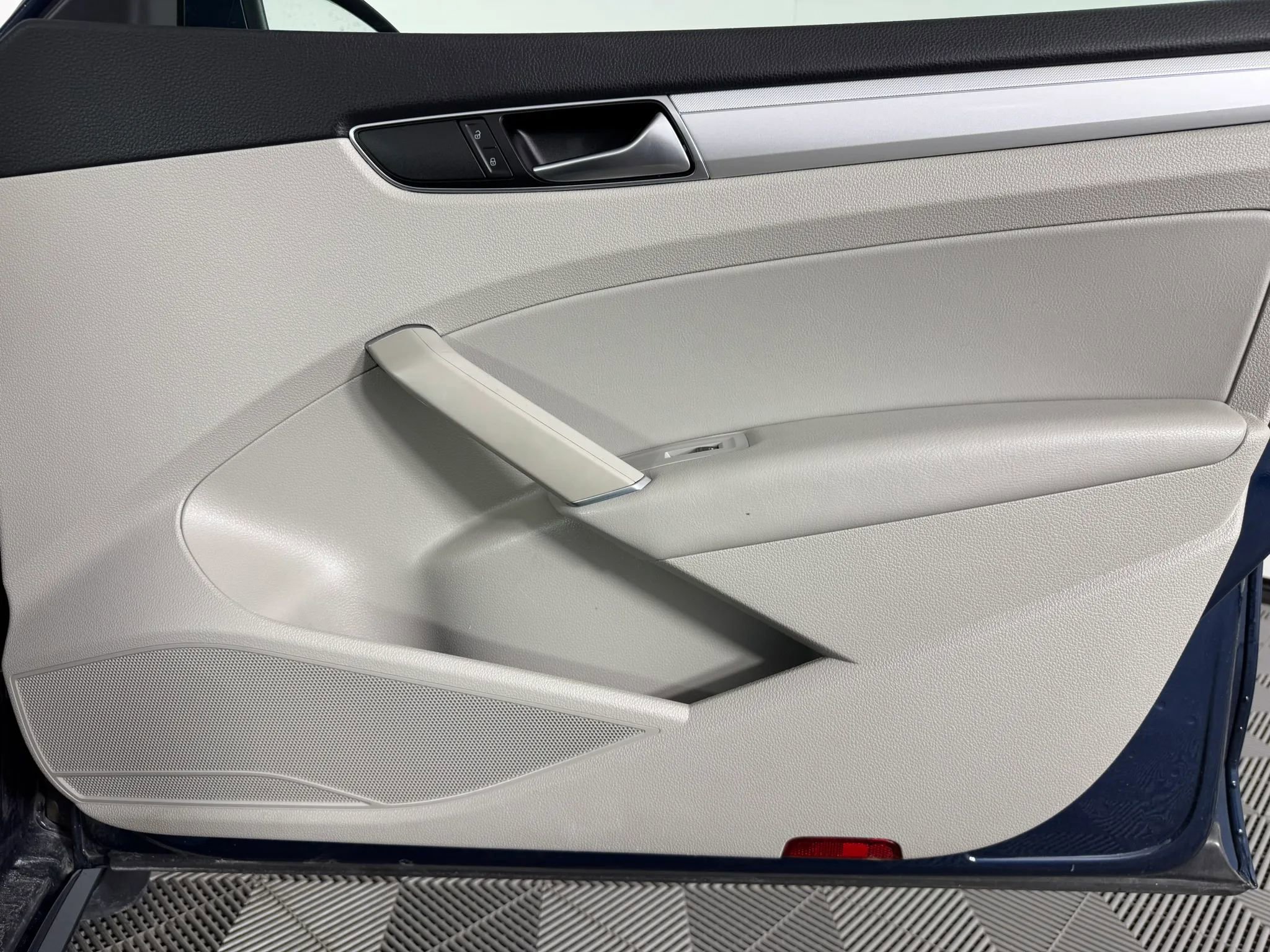 Used 2019 Volkswagen Passat 2.0T Wolfsburg w/ Wheels & Sunroof Package image 41