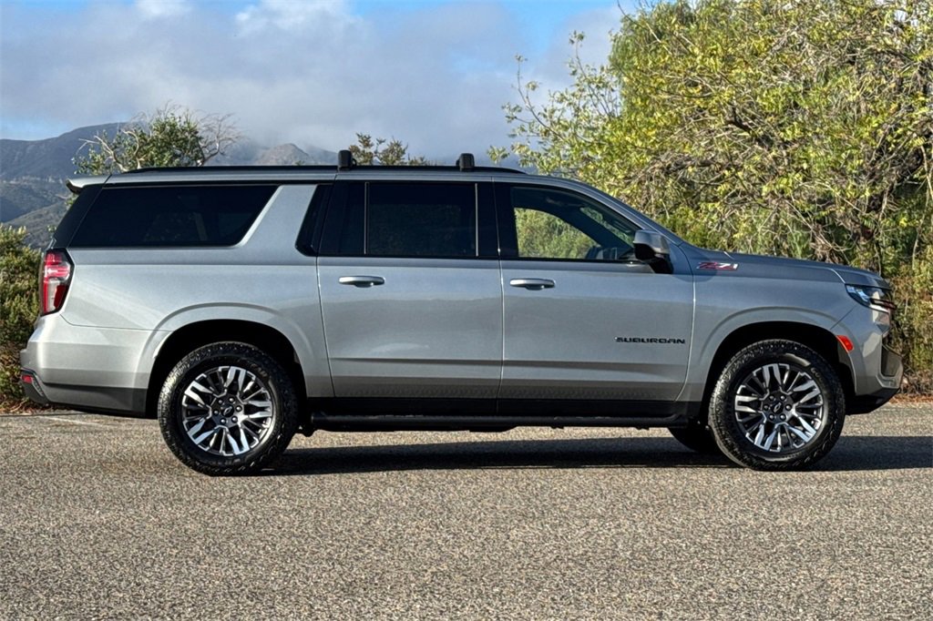 Used 2023 Chevrolet Suburban Z71 image 3