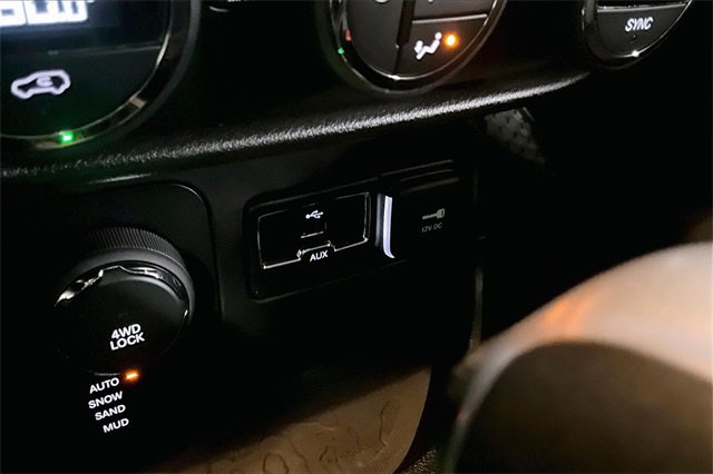 Used 2017 Jeep Renegade Latitude w/ Popular Equipment Group image 24