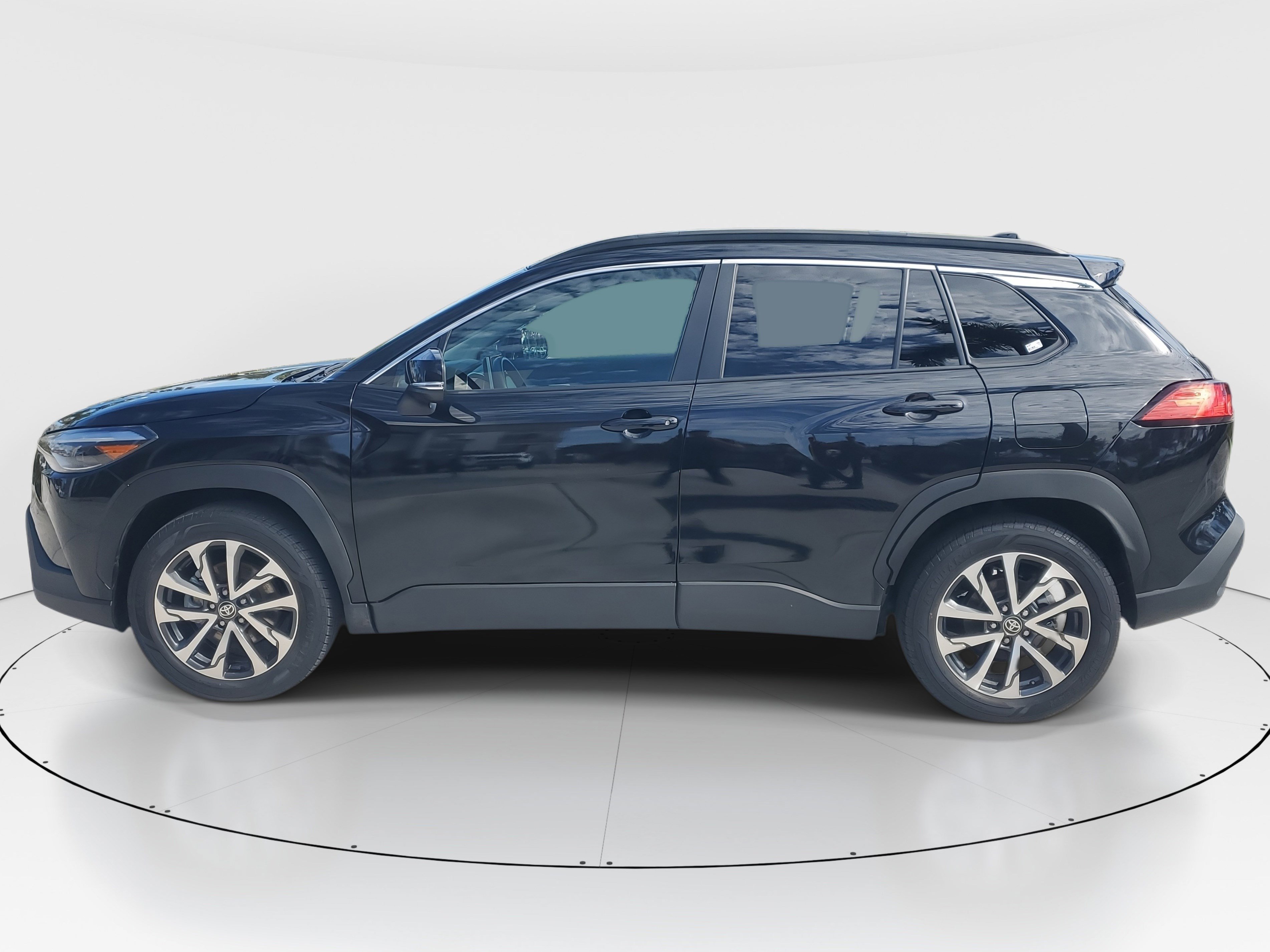 Used 2024 Toyota Corolla Cross XLE image 6