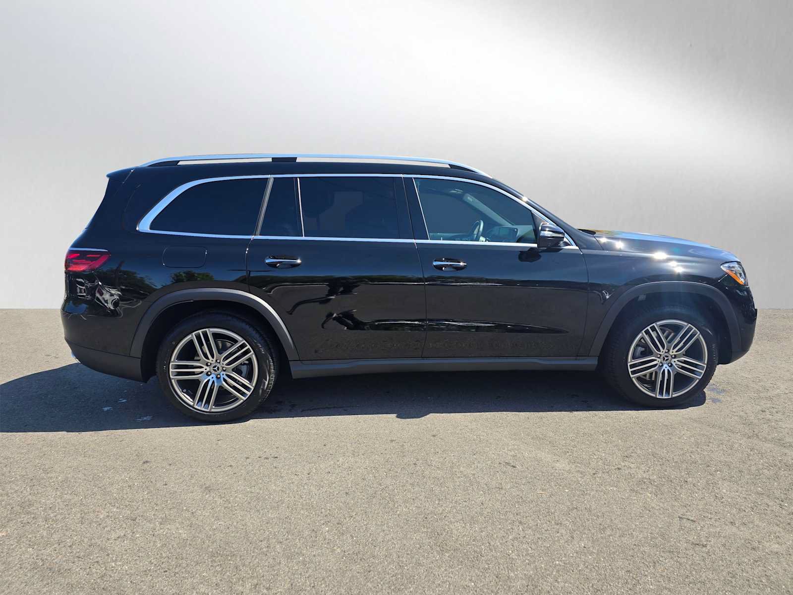 Used 2026 Mercedes-Benz GLS 450 4MATIC image 2
