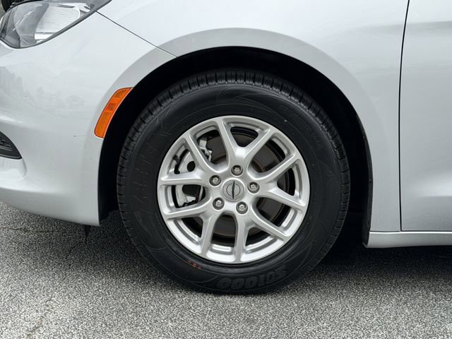 Used 2023 Chrysler Voyager LX image 25