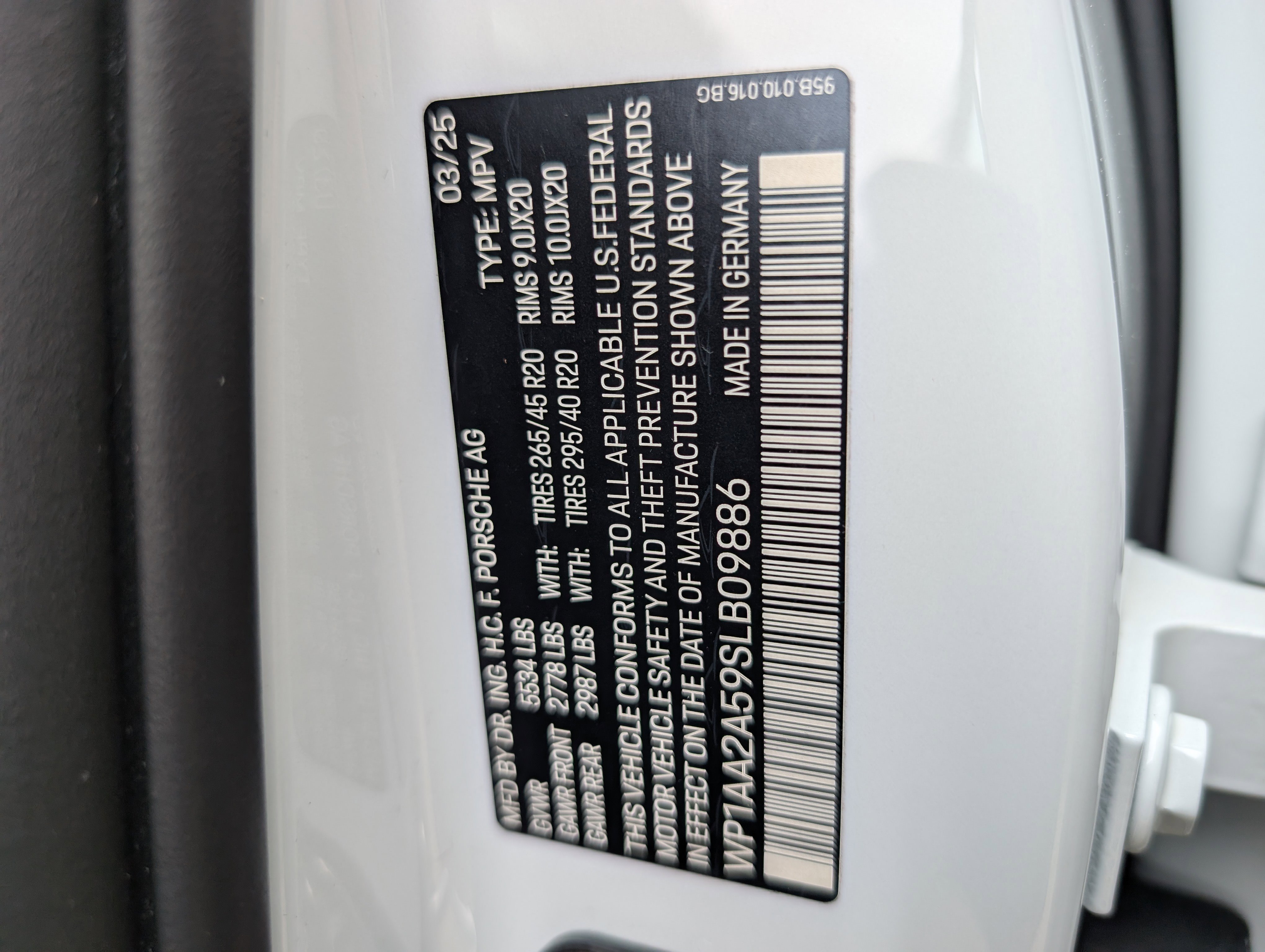 Certified 2025 Porsche Macan image 38