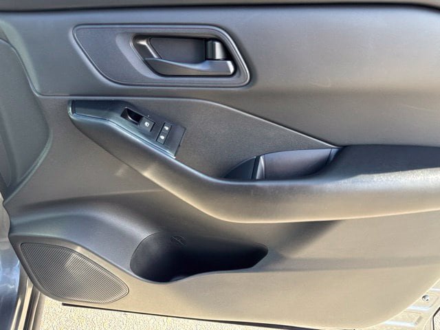 Used 2024 Nissan Rogue S AWD/4WD image 35