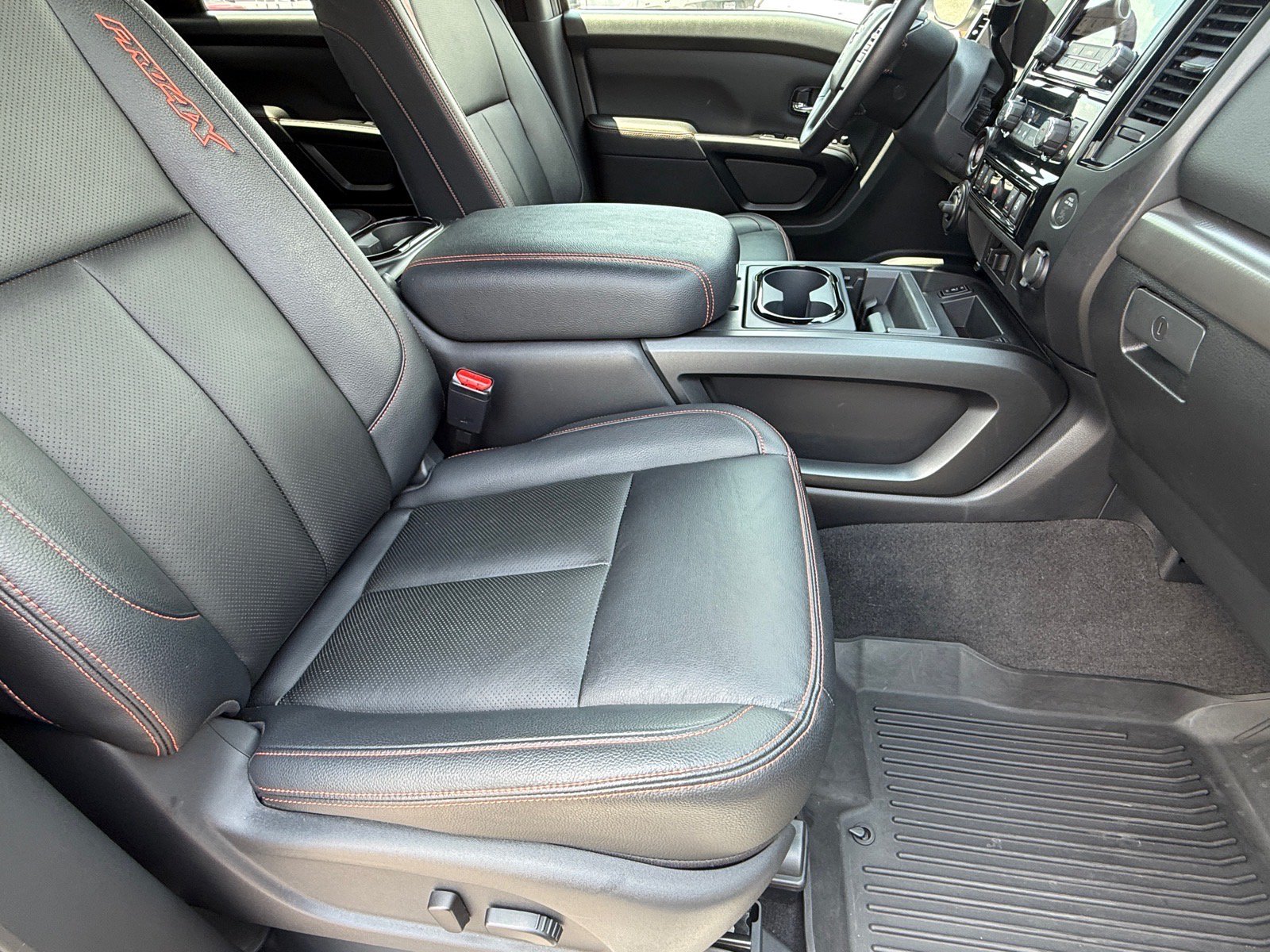 Used 2024 Nissan Titan PRO-4X w/ Pro-4x Convenience Package AWD/4WD image 10