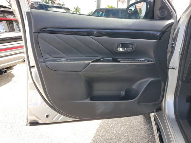 Used 2018 Mitsubishi Outlander SEL image 16