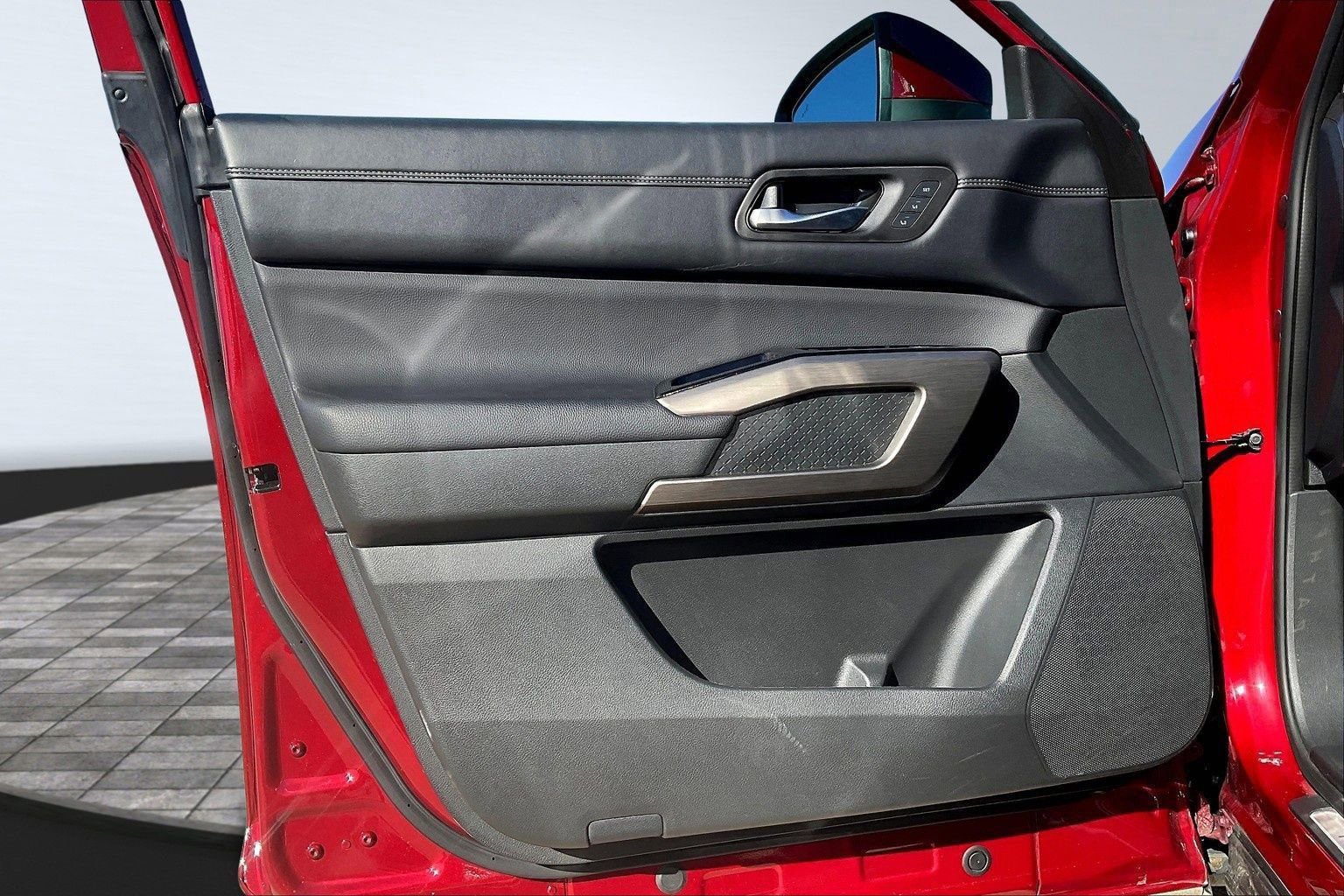 Certified 2024 Nissan Pathfinder Platinum w/ Cargo Package image 31