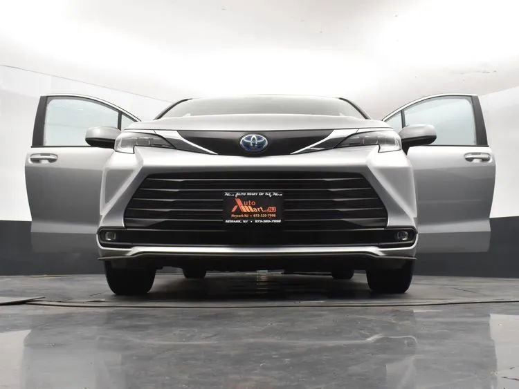 Used 2025 Toyota Sienna XLE image 11