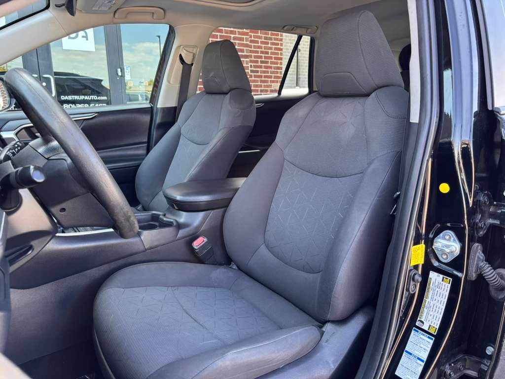 Used 2021 Toyota RAV4 XLE image 18