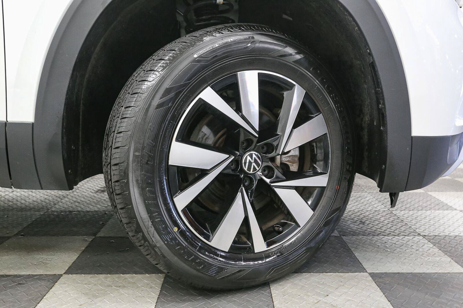 Certified 2022 Volkswagen Atlas Cross Sport SE AWD/4WD image 17