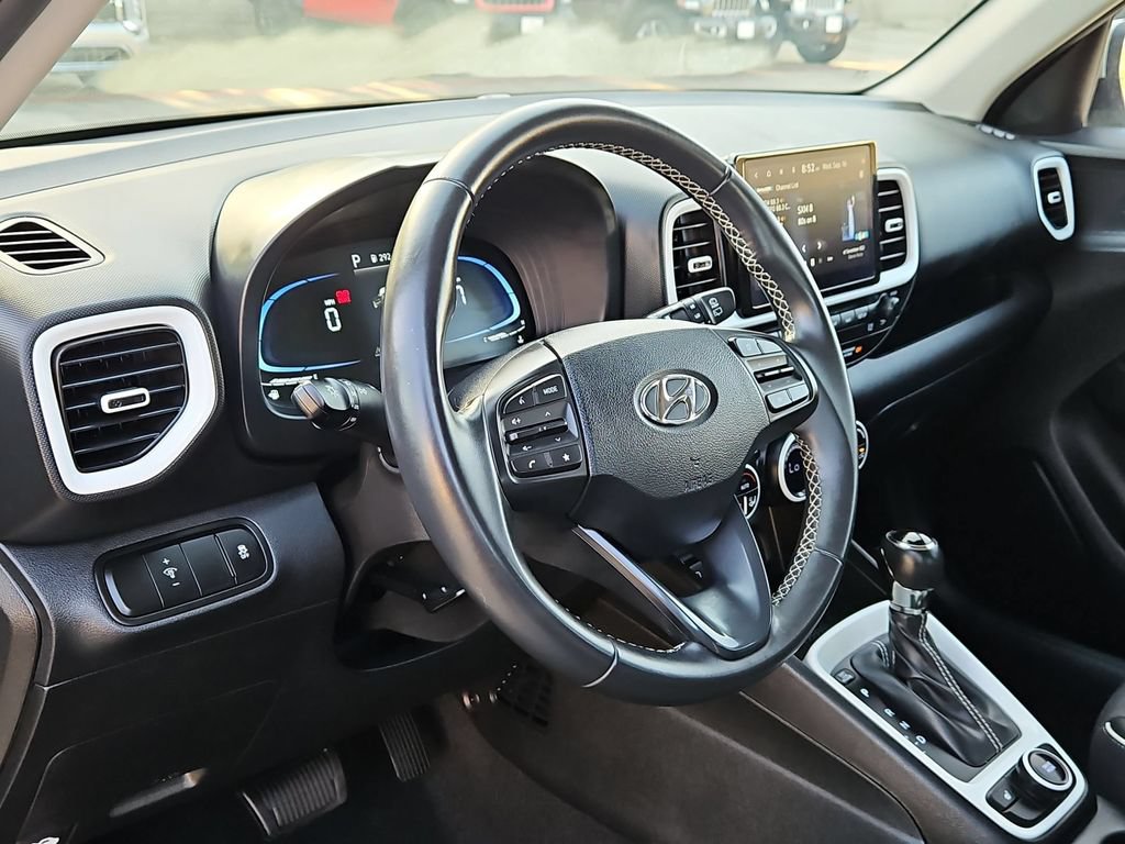 Used 2025 Hyundai Venue Limited FWD image 15