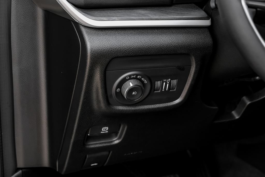 Used 2023 Jeep Grand Cherokee Limited AWD/4WD image 37
