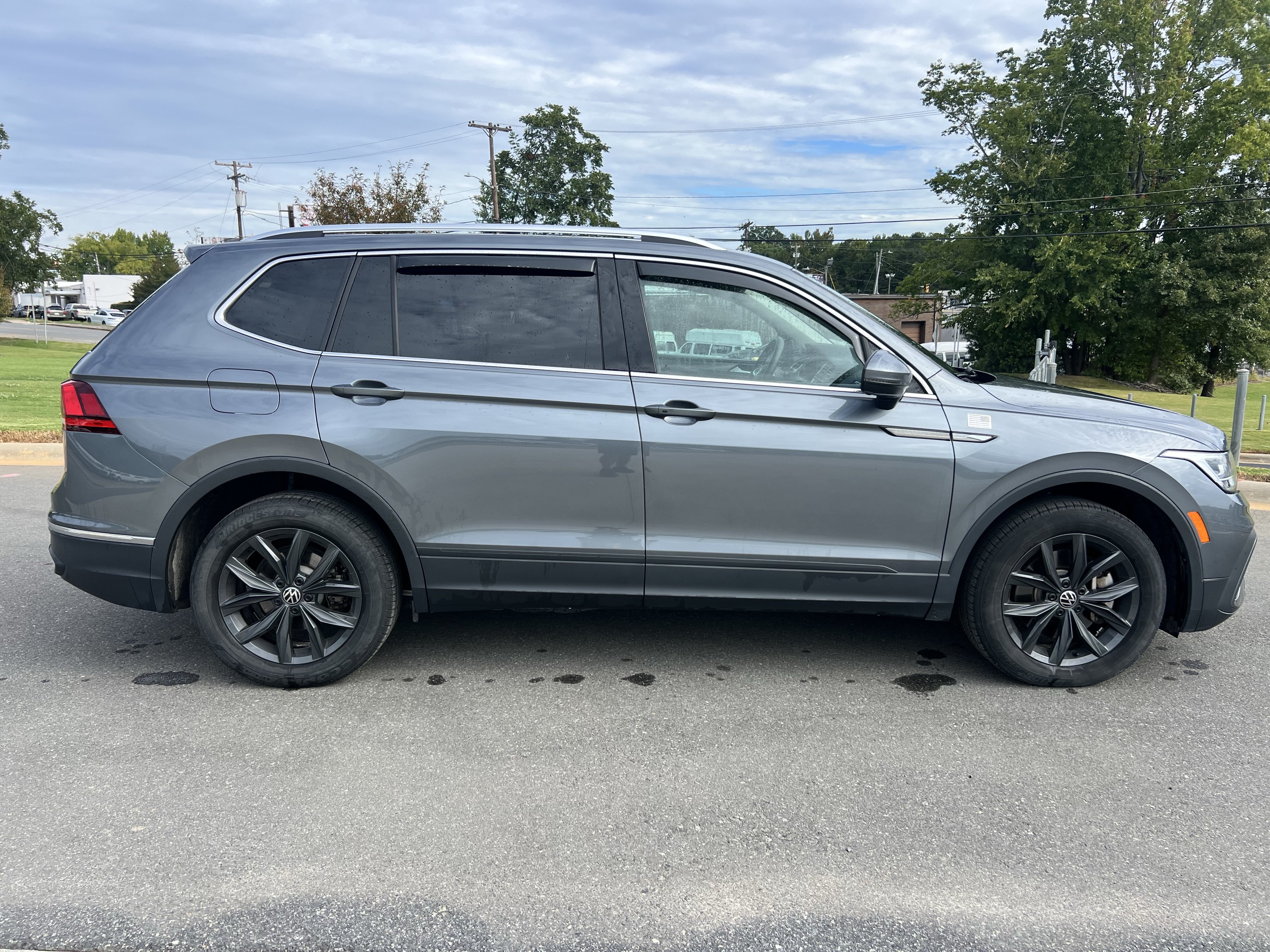 Used 2024 Volkswagen Tiguan SE AWD/4WD image 10