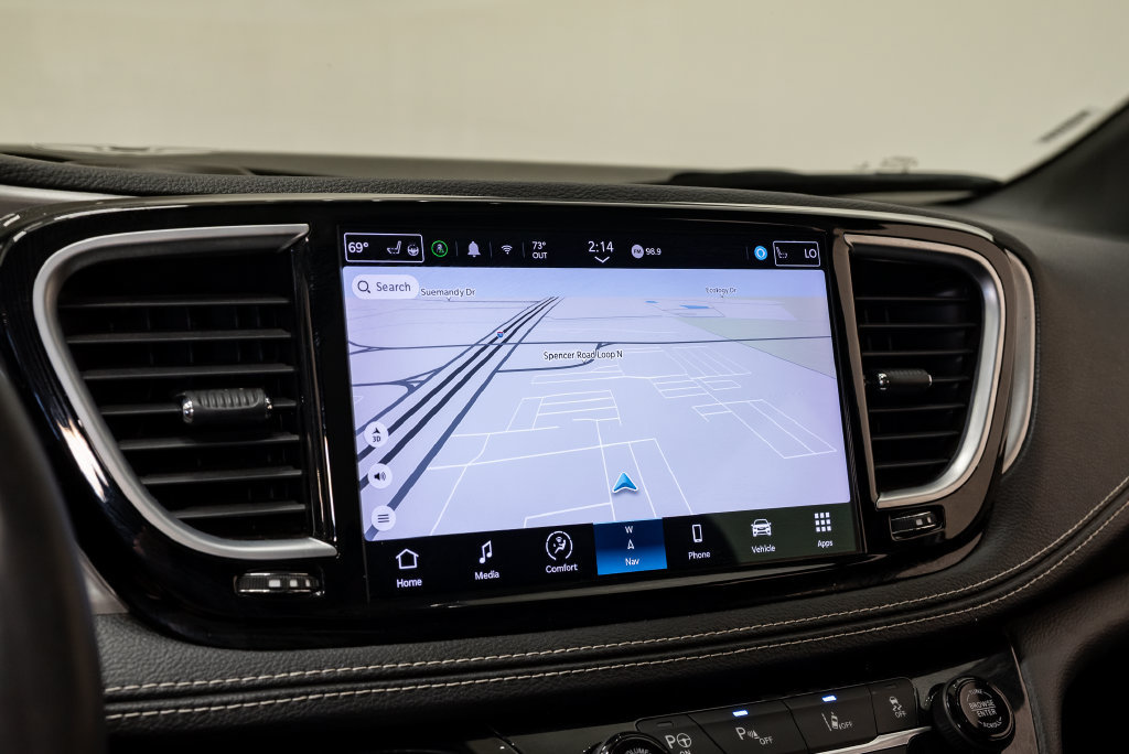 Used 2022 Chrysler Pacifica Limited w/ Uconnect Theater Family Group FWD image 18