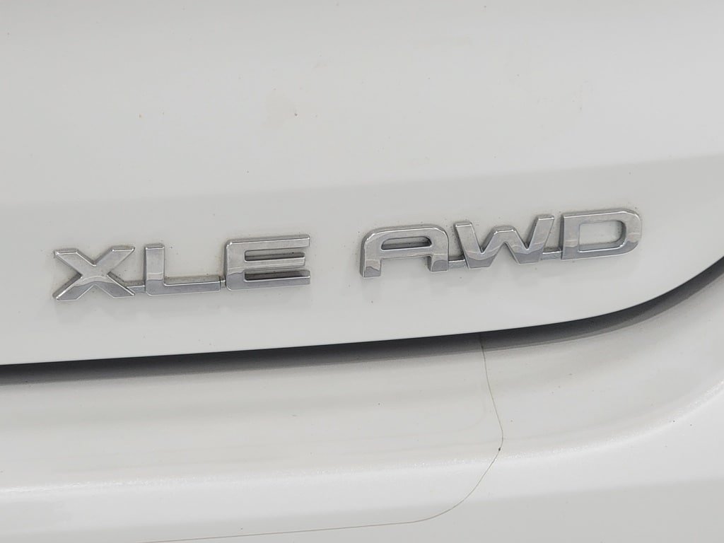 Used 2022 Toyota Highlander XLE AWD/4WD image 9