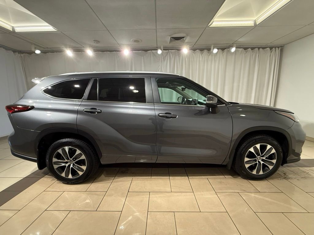 Certified 2024 Toyota Highlander XLE image 6